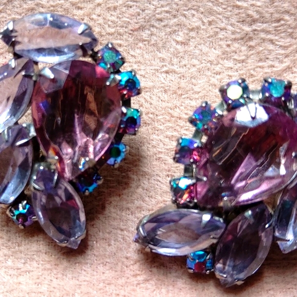 VINTAGE BRILLIANT RARE RHINESTONE ROSE/LILAC AURORA BOREALIS CLIP-ON EARRINGS - Picture 3 of 8